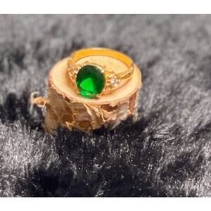 Goldtone costume Ring green stone